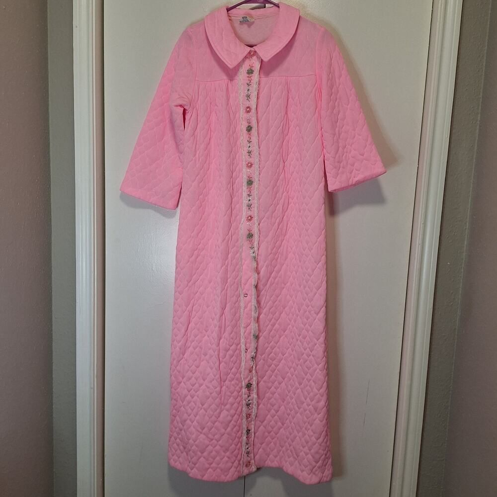 Vintage Pink Quilted Housecoat with Floral Embroidery and Lace Details Sz S-M